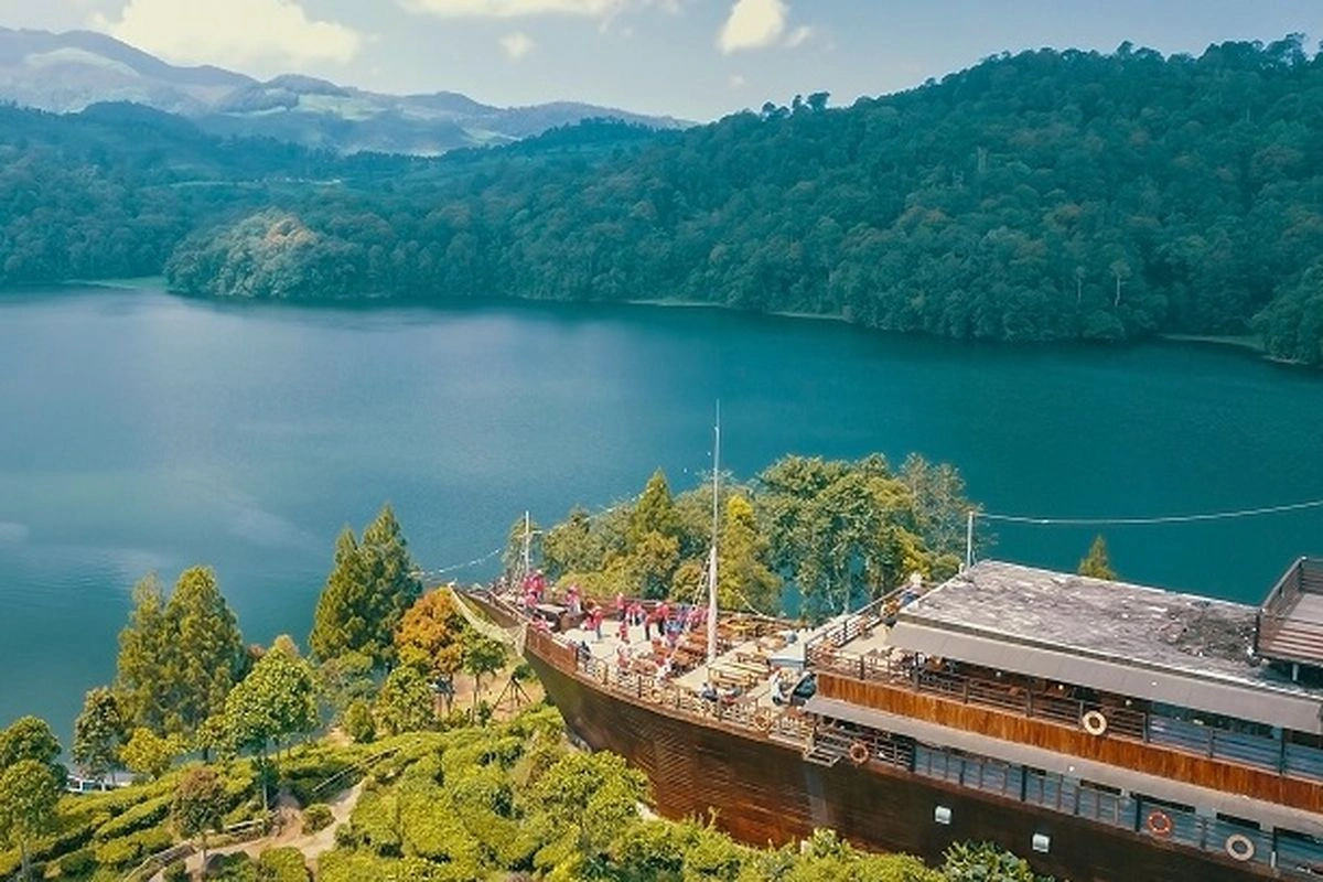 Restoran Pinisi di Situ Patenggang dengan pemandangan tasik dan perahu