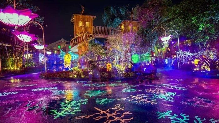 Pemandangan malam area Magical Forest di Lembang Wonderland, Bandung, dengan dekorasi lampu warna-warni.