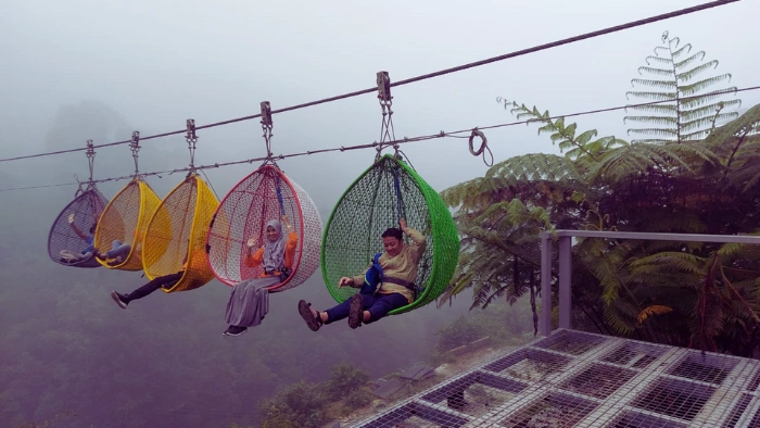 Wahana Keranjang Sultan di Ciwidey, dengan gondola-gondola berbentuk keranjang yang menggantung di atas lintasan.