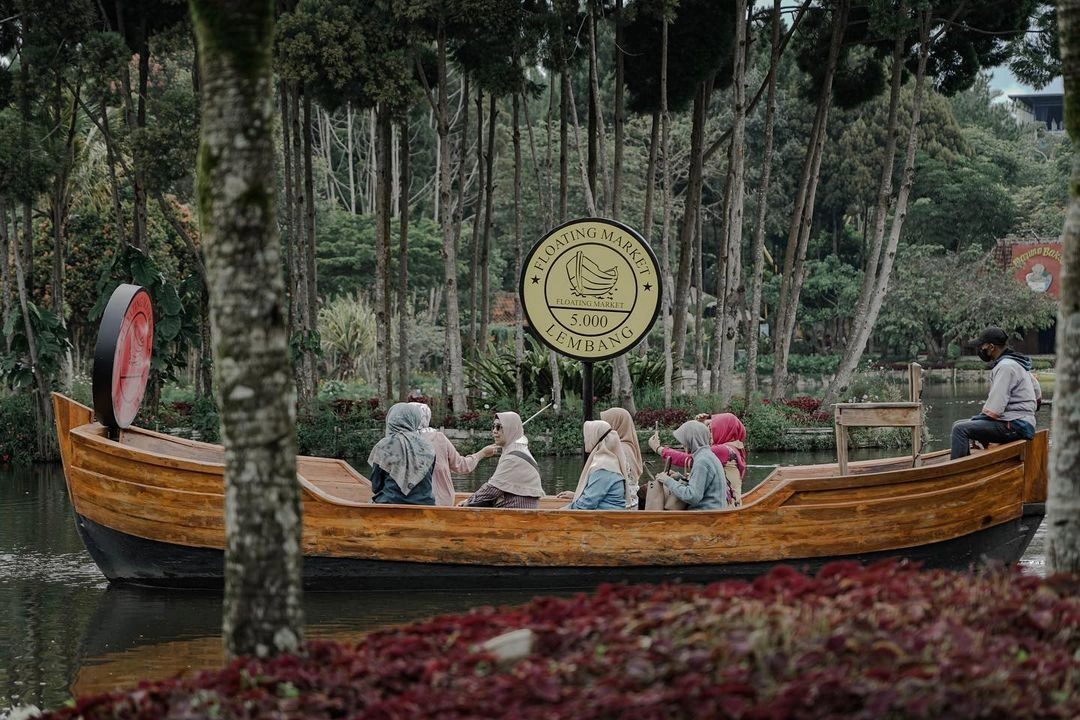 Suasana di Floating Market Lembang dengan perahu-perahu penjual makanan dan minuman di atas danau.