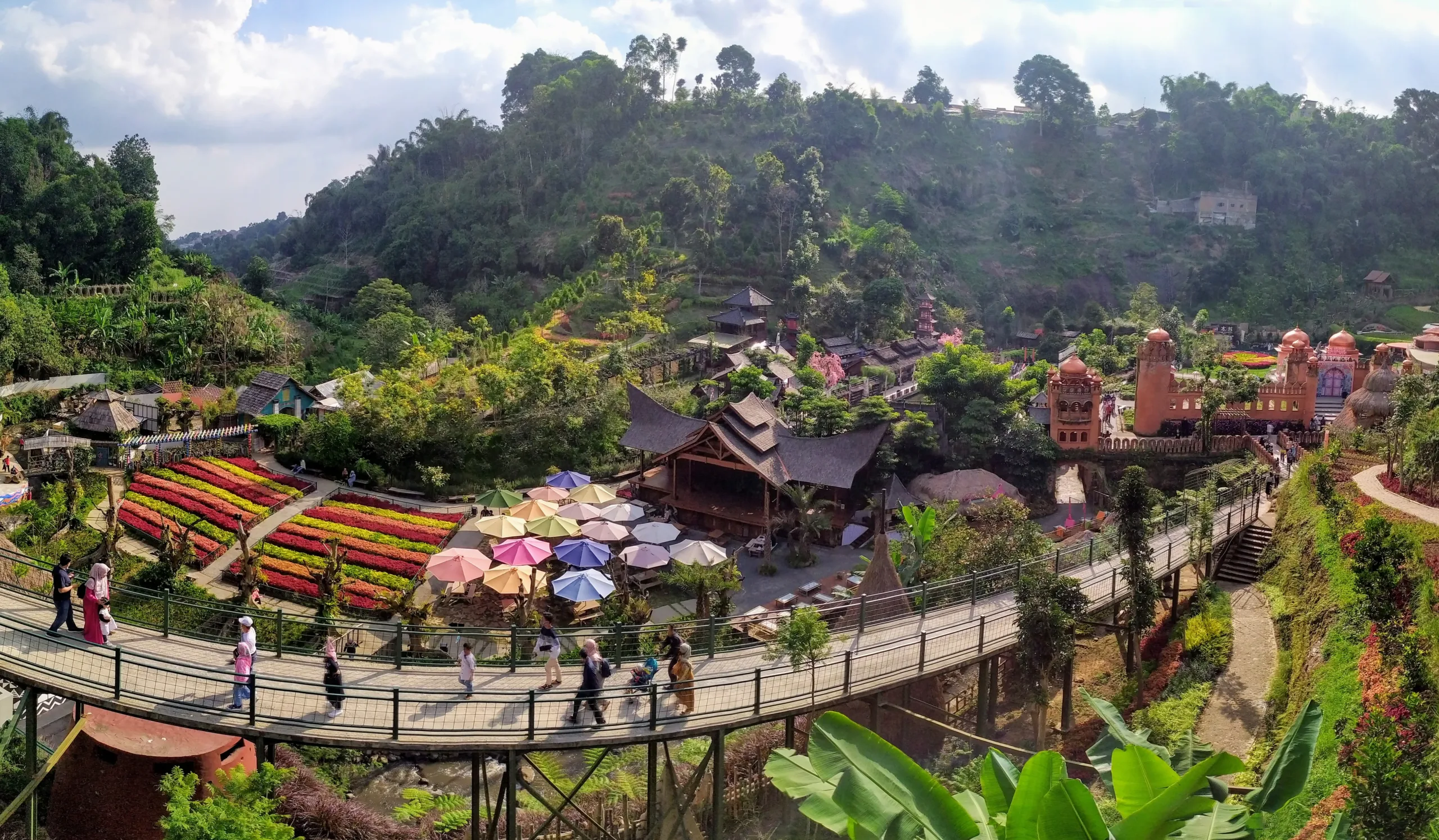 Pemandangan The Great Asia Africa, Lembang, yang ramai dengan pengunjung, menampilkan miniatur bangunan khas Asia dan Afrika di area perbukitan.