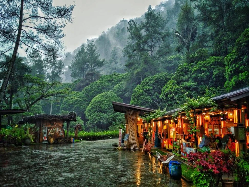 Pemandangan malam di The Lodge Maribaya, Lembang, dengan bangunan lodge yang dihiasi lampu-lampu hangat yang menciptakan suasana nyaman.
